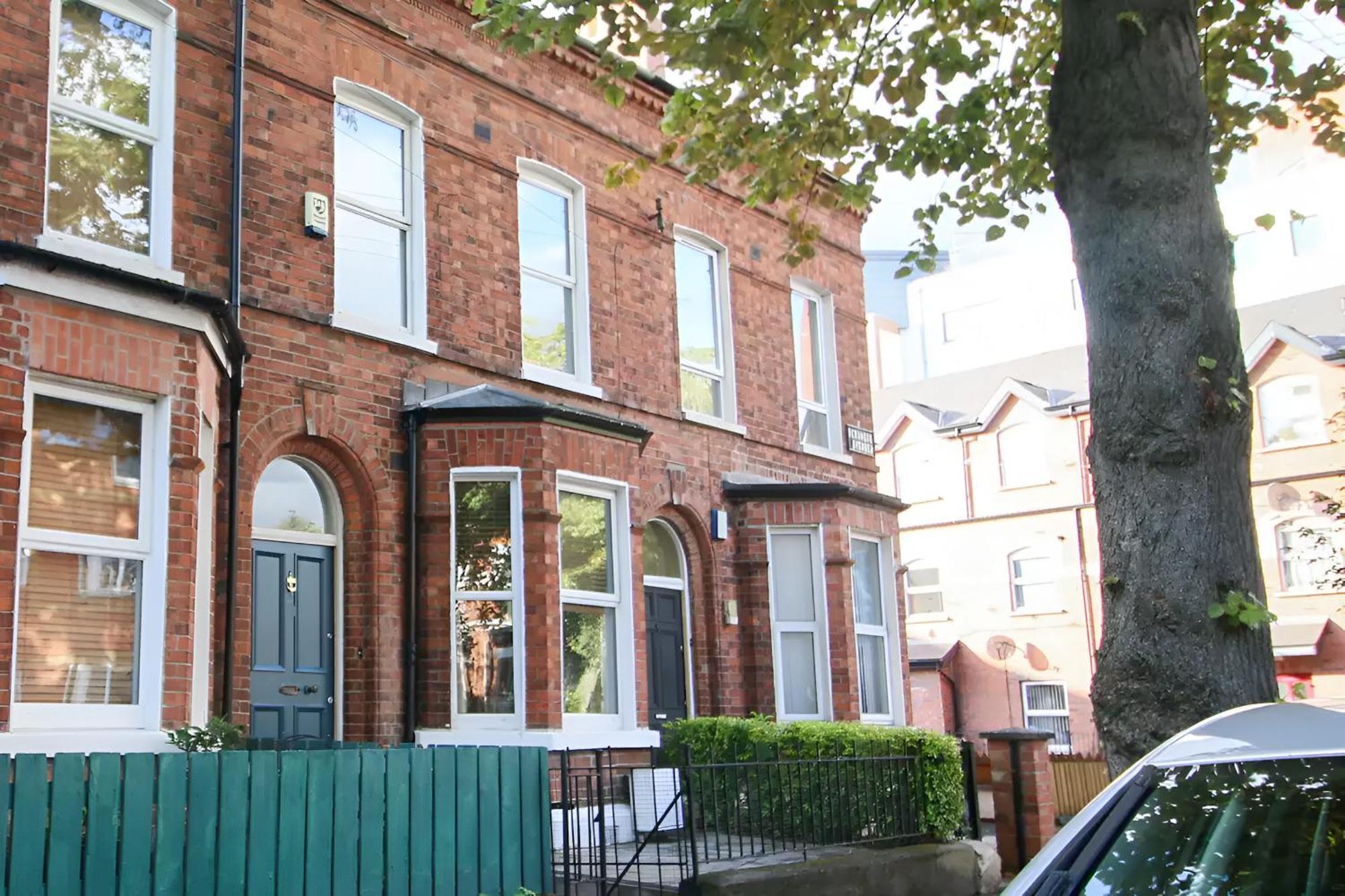 Spacious Victorian Townhouse In Popular Location